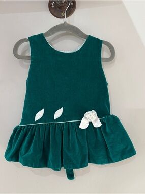 24m Vintage Green Velvet White Flower Accent Peplum Sleeveless Top